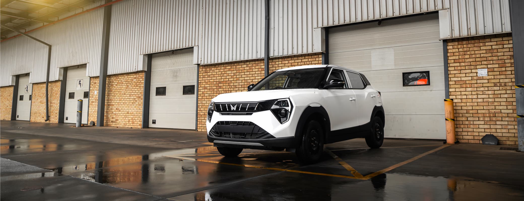 XPREZ Panel Van — Front three-quarter